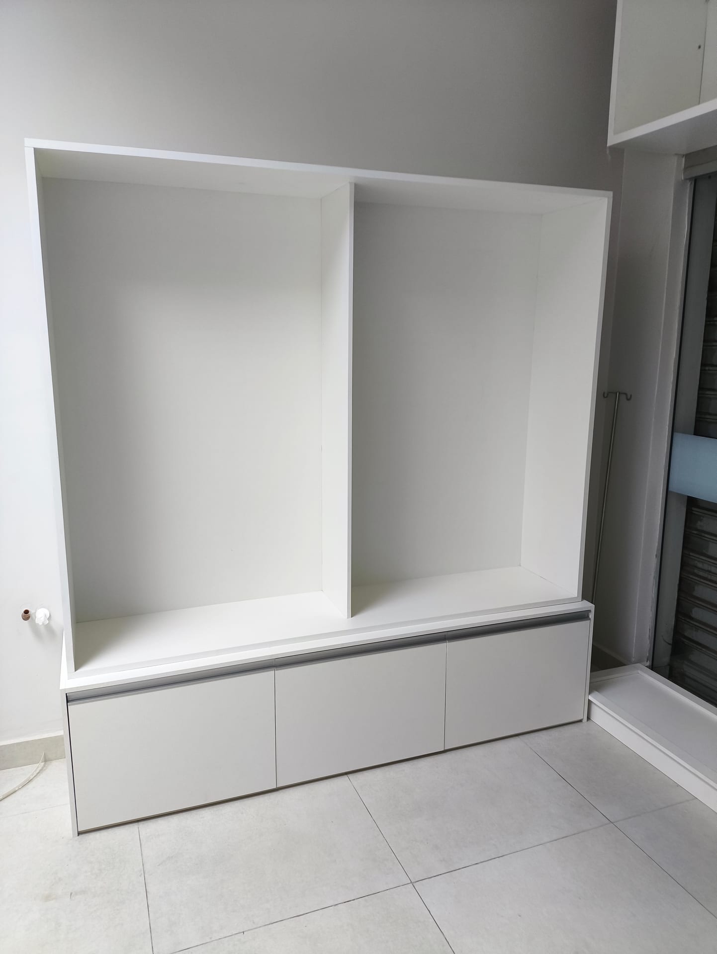 Móvel planejado madeira e branco — marcenaria Itaperuna RJ